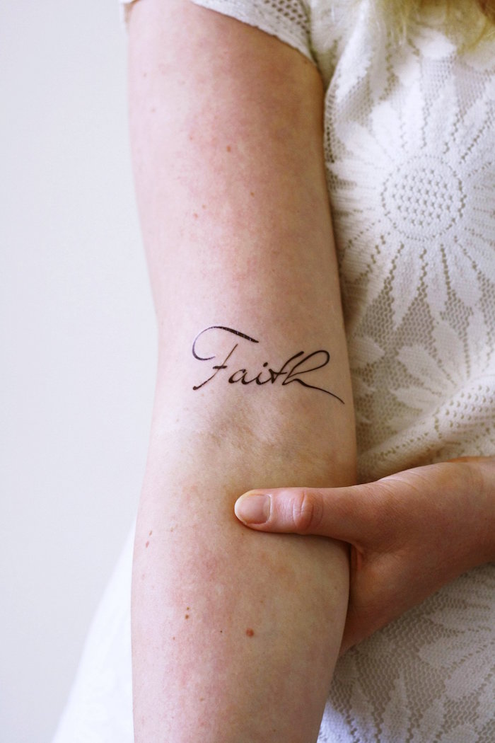 Schönes Tattoo am Oberarm, Faith Tattoo, Wort Glaube am Arm 