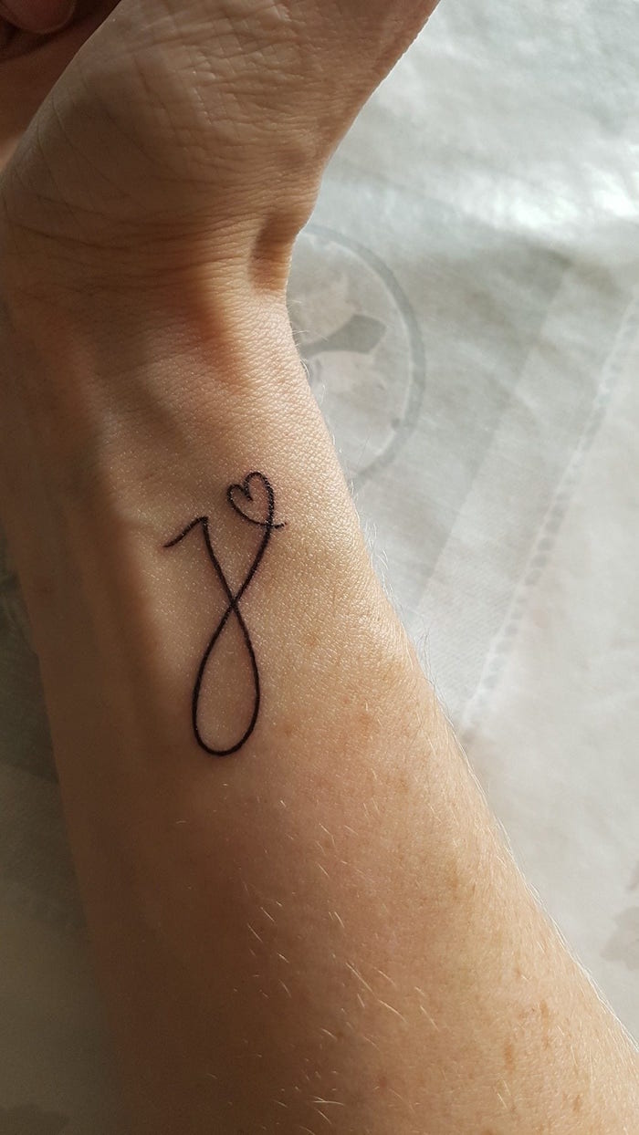 Unterarm Tattoo, Buchstabe J mit kleinem Herzen, minimalistische Tattoos 