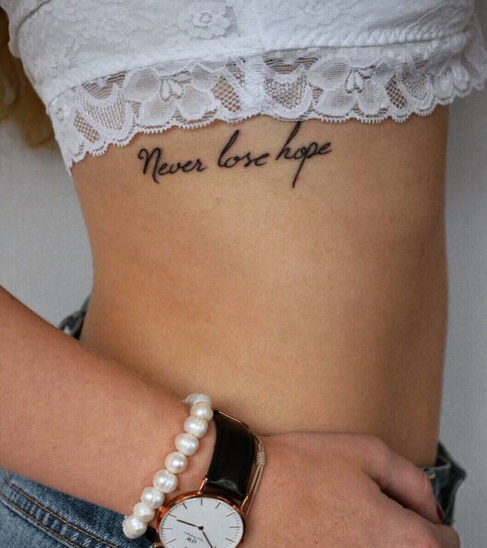 Tattoo an den Rippen, Never Lose Hope, kurzes weißes Top aus Spitze