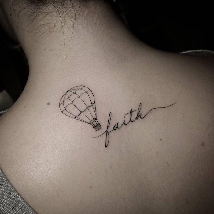 Schönes Rücken Tattoo, Heißluftballon und das Wort Faith 