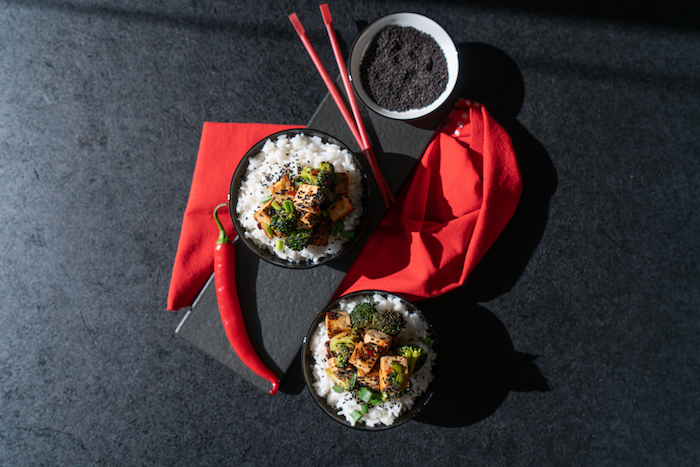 Vegane Abendessen Rezepte, Tofu mit Brokkoli auf Reis, mit schwarzem Sesam 