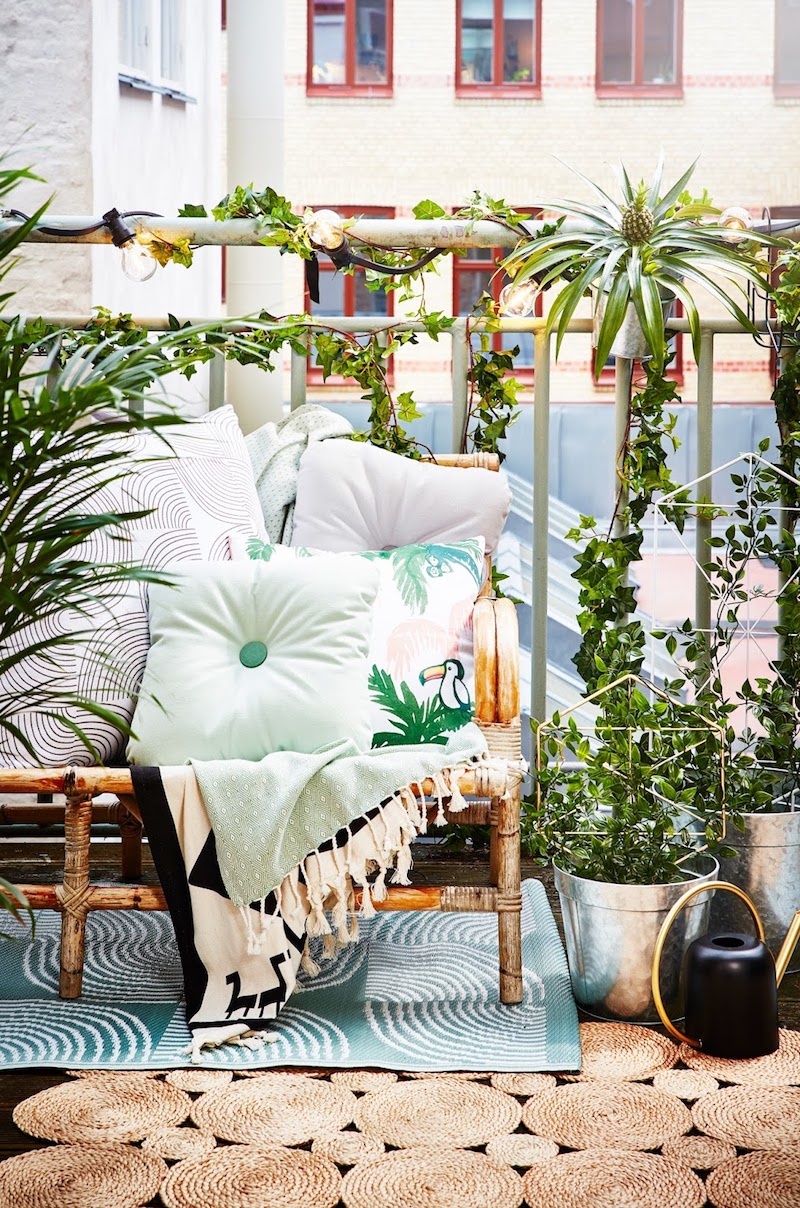 tropische deko ideen terrasse grüne pflanzen dekorative kissen