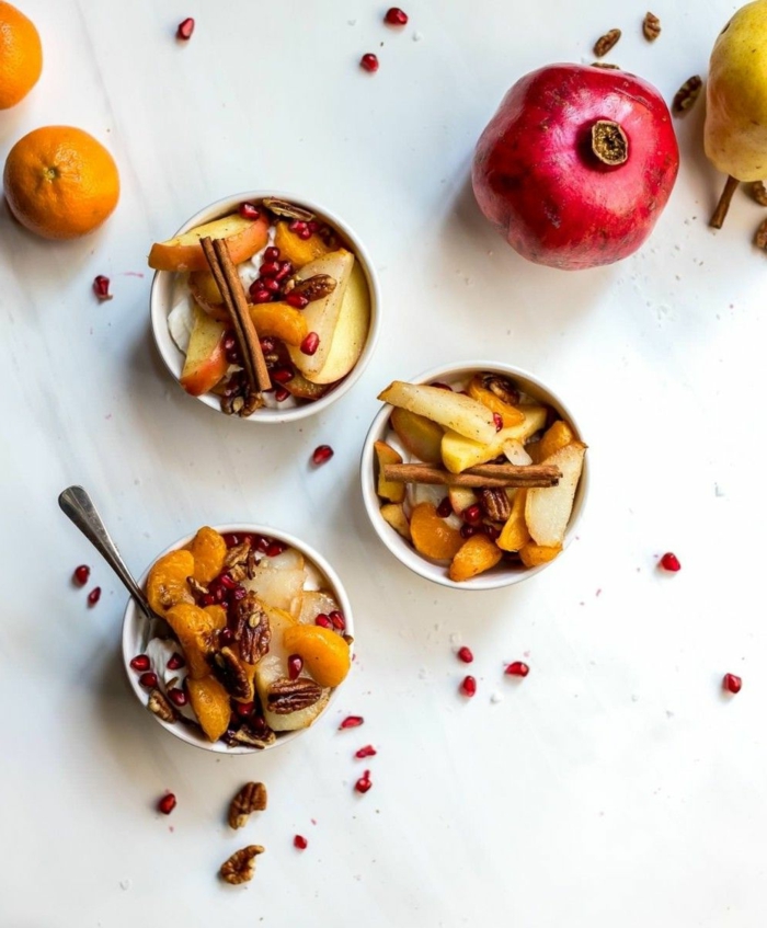 einfache schnelle rezepte für vegane Gerichte, Dessert mit gewürzten Bratäpfeln Mandarinen und Birnen, bestreut mit Zimt und Pekannüssen