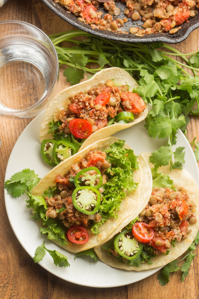 drei vegane Taccos auf einem weißen Teller, einfache schnelle Rezepte mit Quinoa und Linsen, grüne Paprika und anderes Gemüse