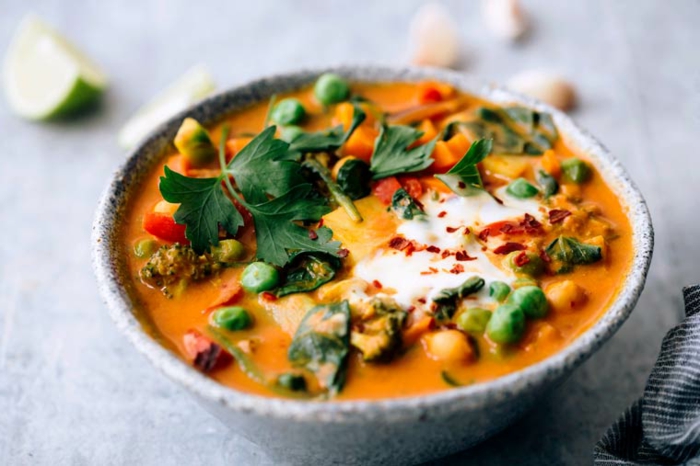 einfaches veganes curry mit weißen Kartoffeln Möhren Erbsen und Kicherebsen, Gemüse Rezepte Vegan, 