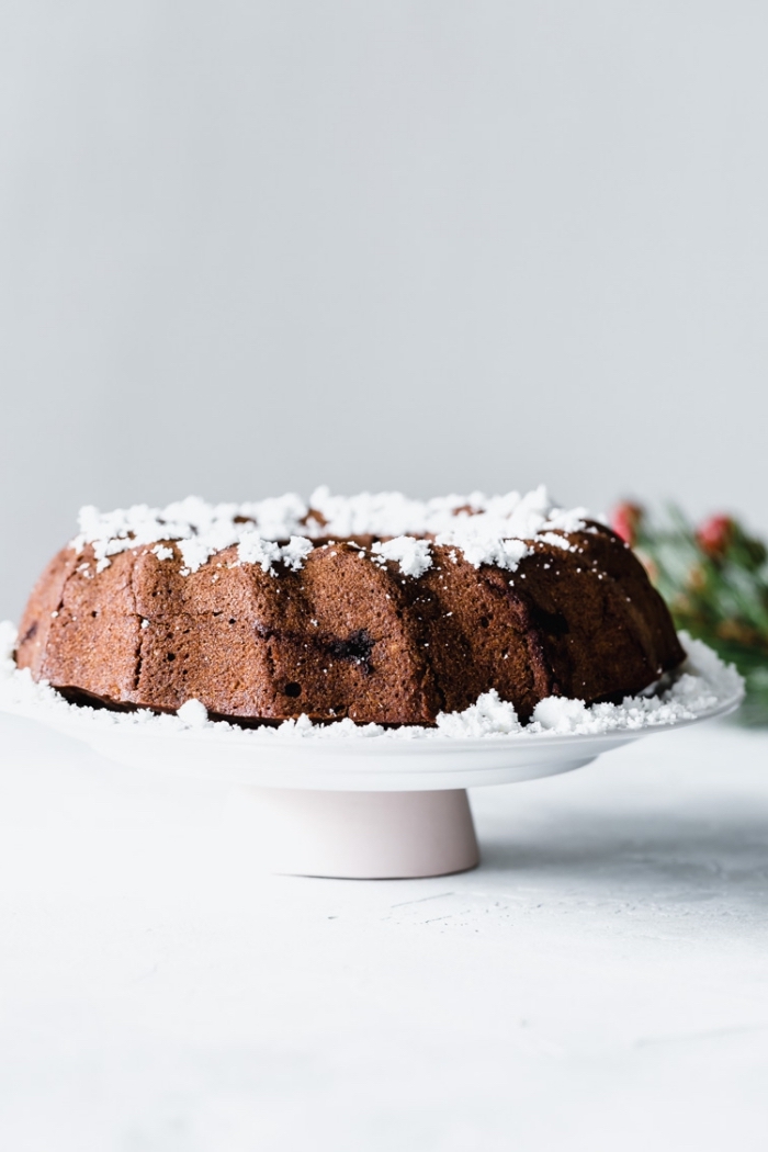 veganer kuchen ohne zucker, kakaokuchen garniert mit kokos, bundt cake rezept