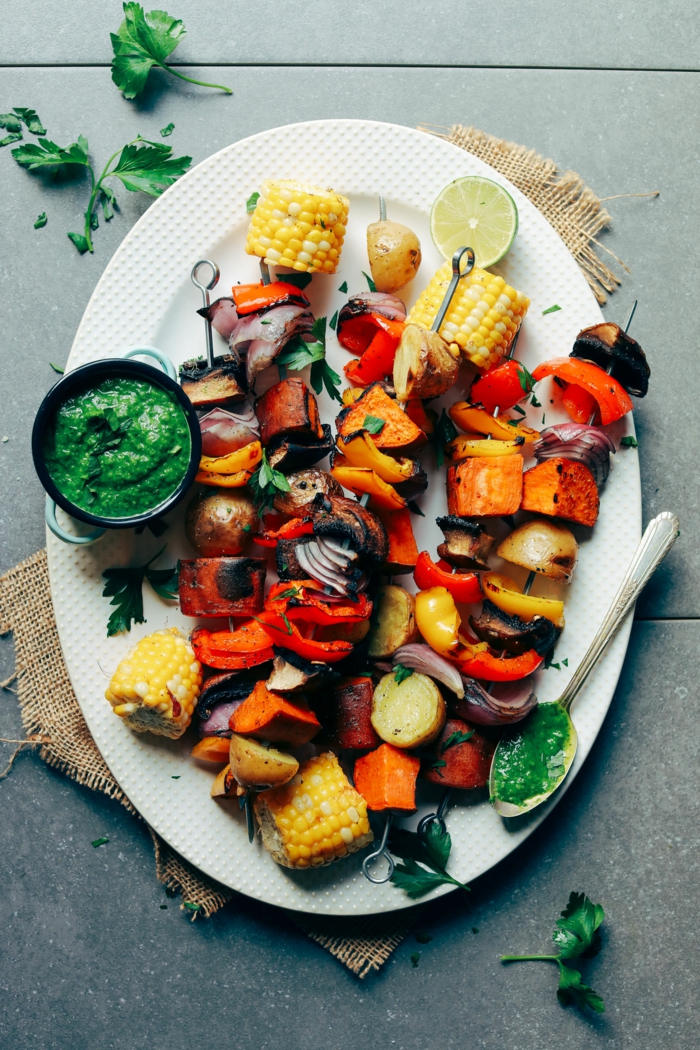 große Platte mit leckeren gegrillten Gemüsen auf einem Spieß, schnelle vegane Rezepte gesund, Mais Süßkartoffeln und Paprika