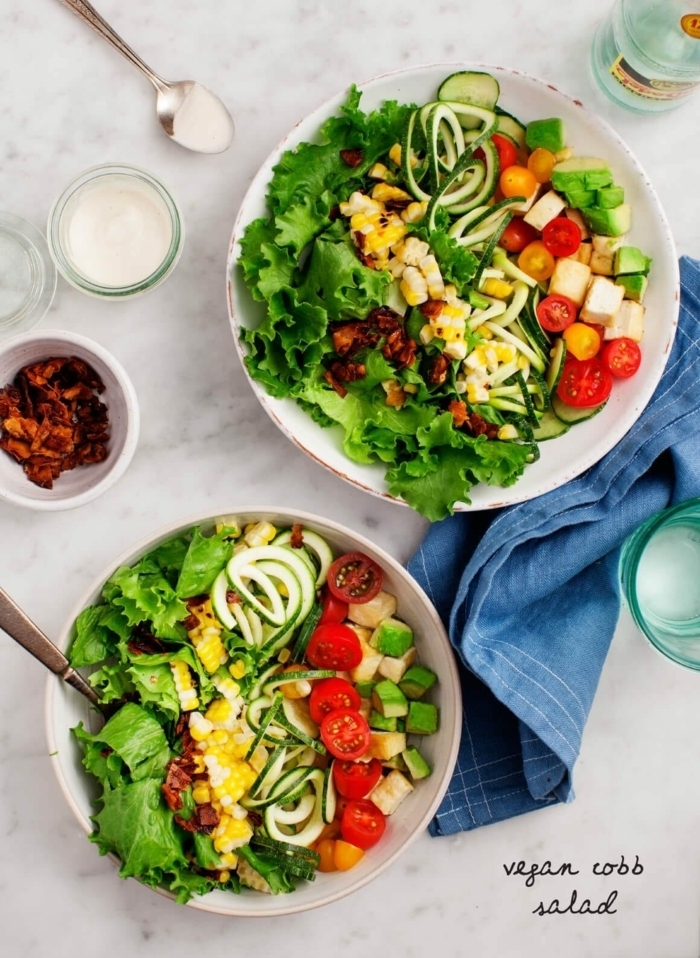 einfache salate rezepte, schnelle zubereitung, healthy bowls mit chery tomaten, gurken und eiern