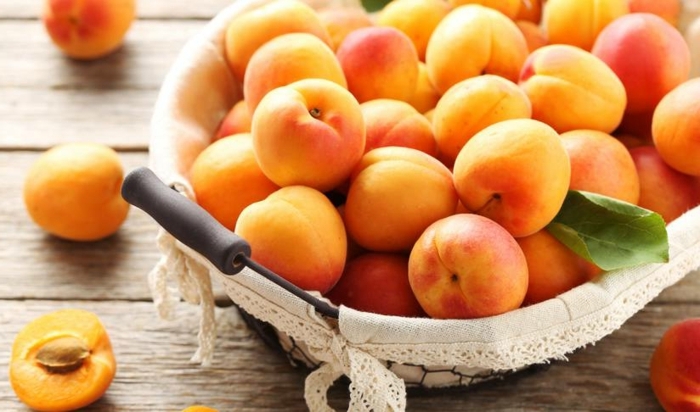 natürliche mittel zur stärkung des immunsystems, aprikosen in schüssel, früchte