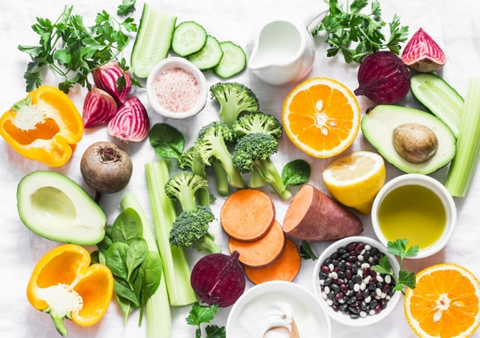 wie stärke ich mein immunsystem, gesunde ernärung, früchte und gemüse reich an vitamin c