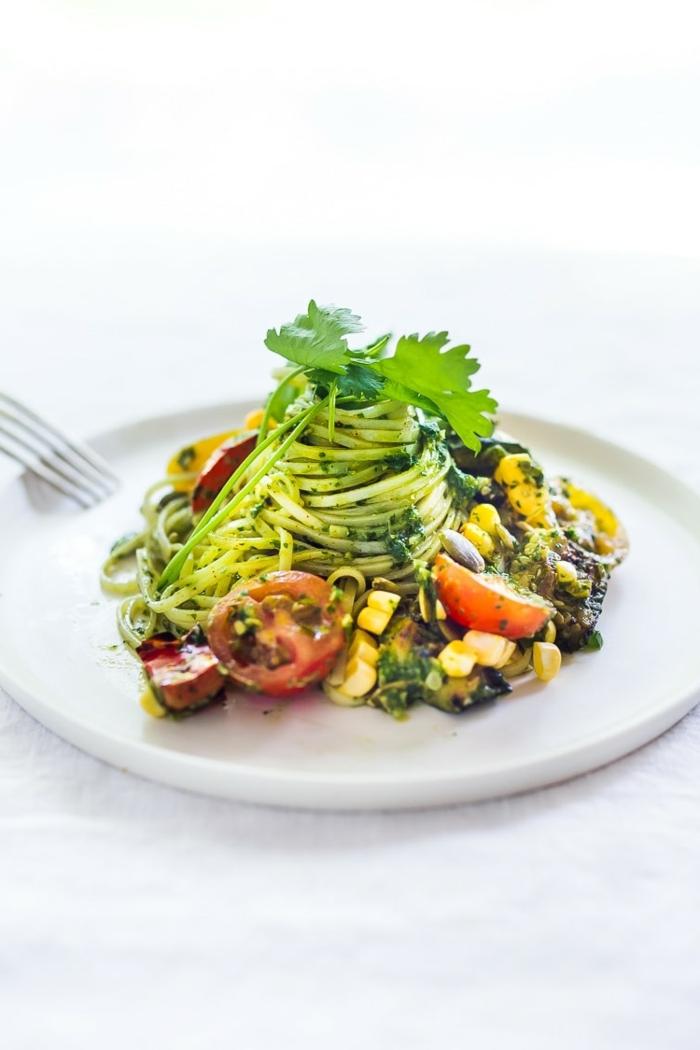 zucchini spaghetti rezept, low carb pasta salat mit cherry tomaten, mais, oliven und kräutern