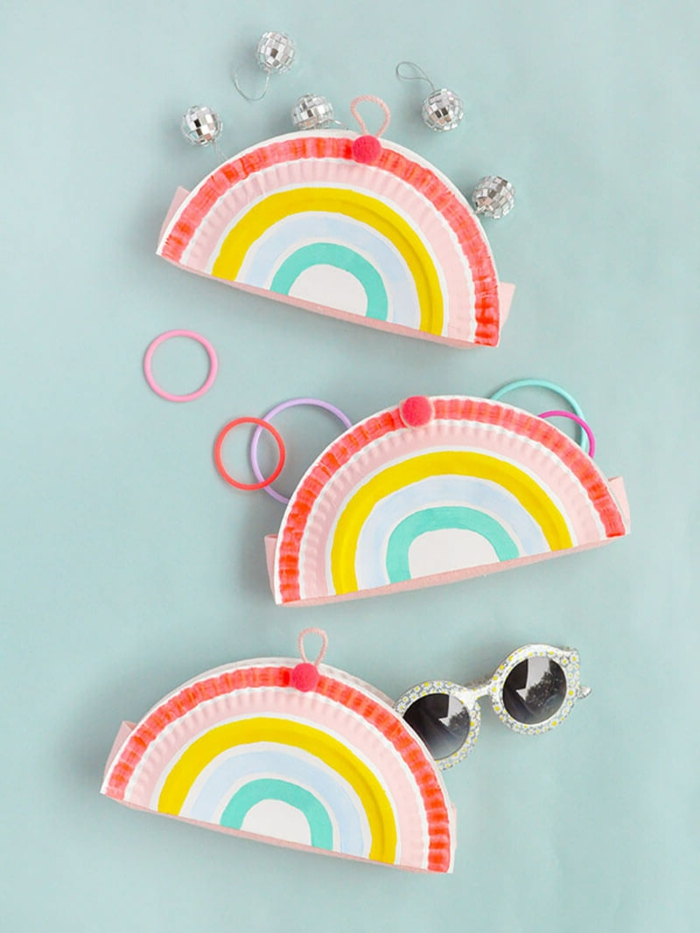 Drei gebastelte Regenbogen aus Pappteller, Muttertag basteln kinder Pinterest, Haargummis und Sonnebrille