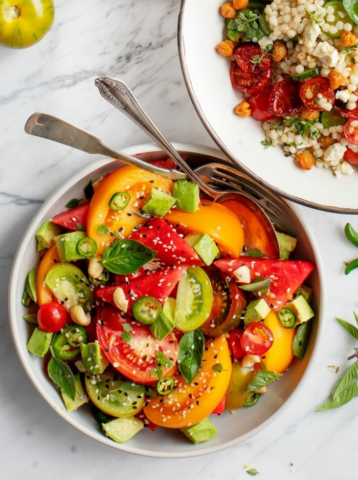 salat rezepte einfach und schnell, gesund essen, summersalat mit roten und gelben tomaten