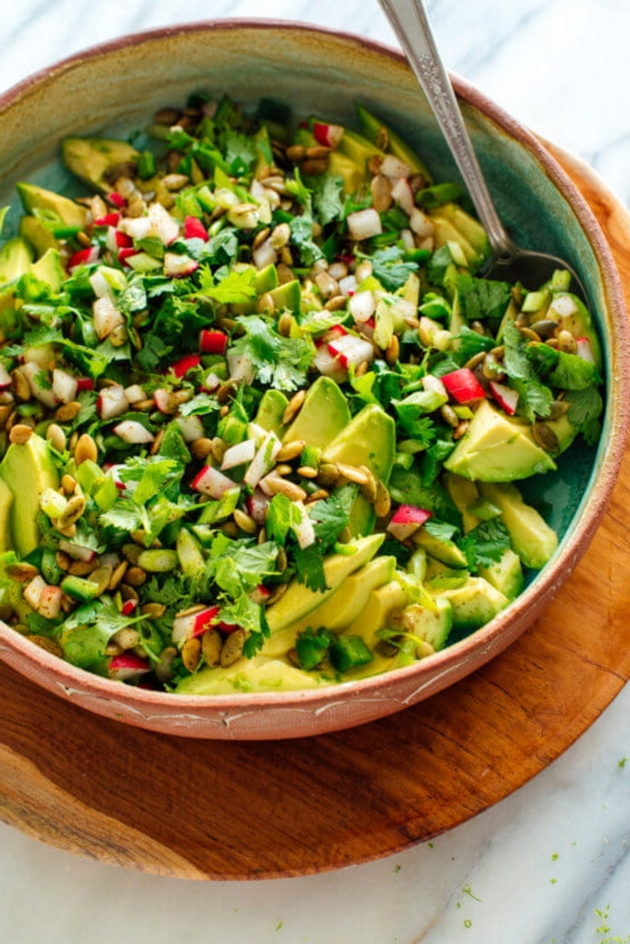 salat rezepte, gesundes mittagessen, geschnittene avocado, grüne salatblätter, radieschen, frühlingssalat