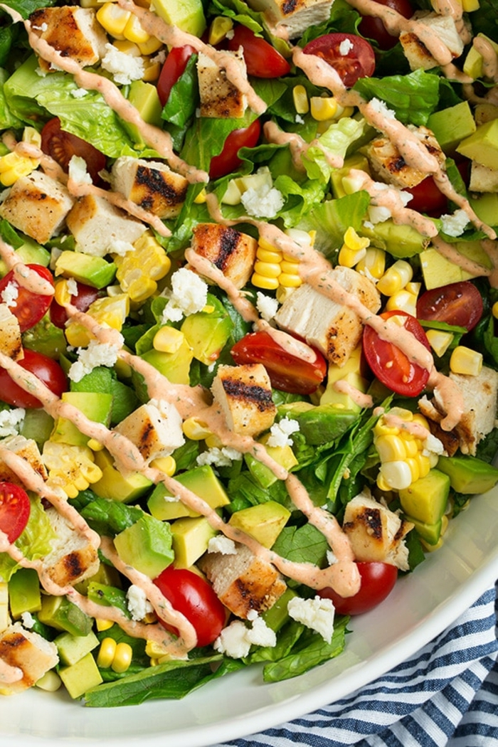 salat zum grillen, die besten rezepte, gesundes mittagessen, sommersalat mit gemüse und hänchenflisch