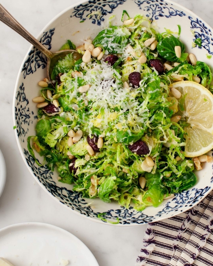 leckere salate, die besten ideen, gesunde salatenrezepte, sommersalat garniert mit samen und zitrone