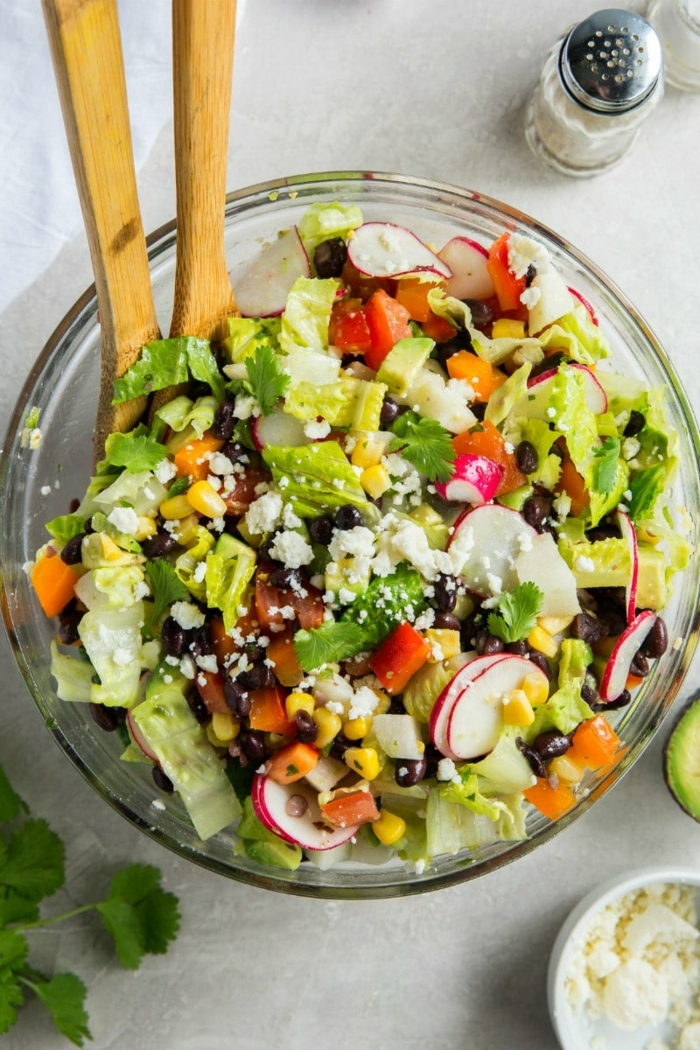 leckere salate, die besten ideen, rezept mit avocado, ziegenkäse, schwarze bohnen und radieschen