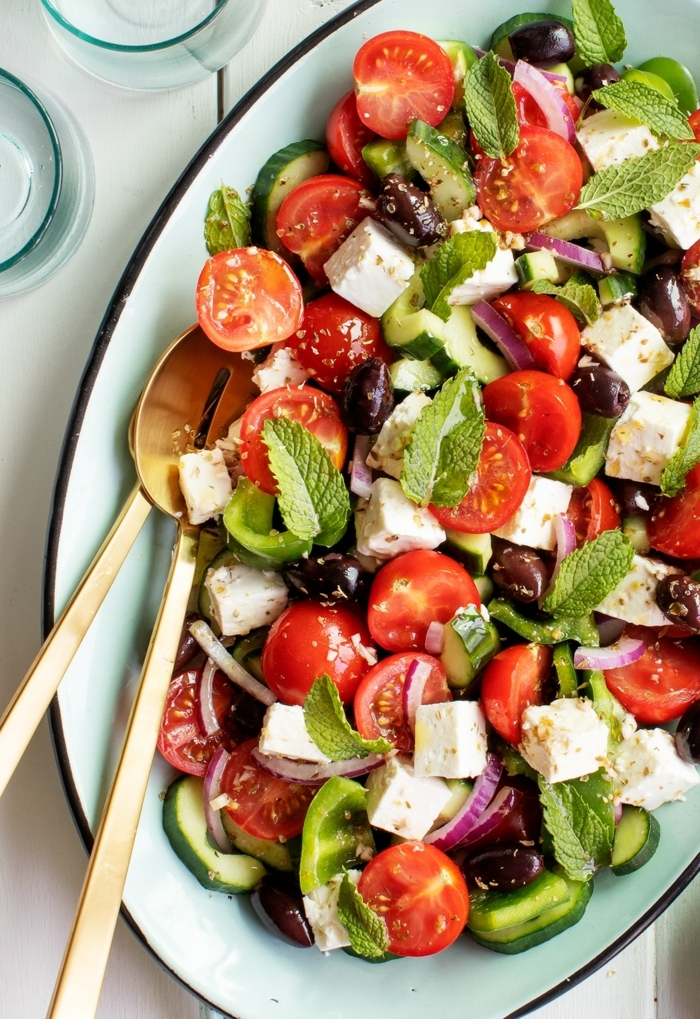leckere salate, die besten slatenrezepte, sommersalat mit cherry tomaten, ziegenkäse, oliven und zwiebel garniert mit ziegenkäse