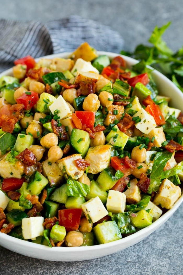 leckere salate, gesund essen, healthy bowl mit avocado, bakon, kichererbsen und toamten