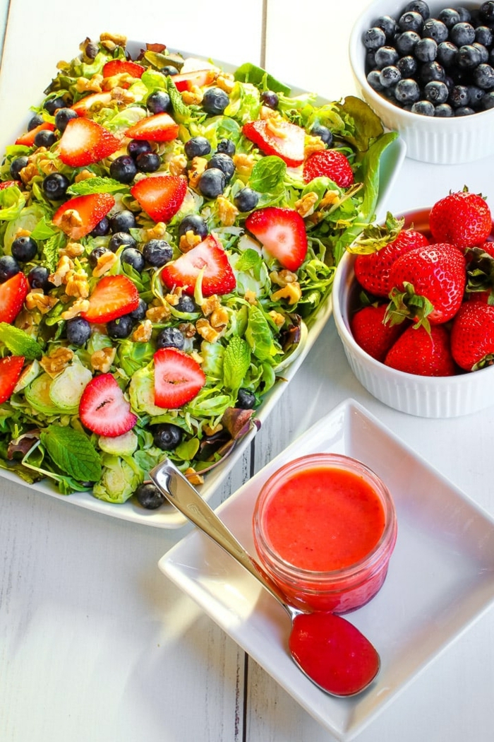 leckere salate für den sommer, sommersalat mit erdbeeren, blaubeeren und walnpüssen