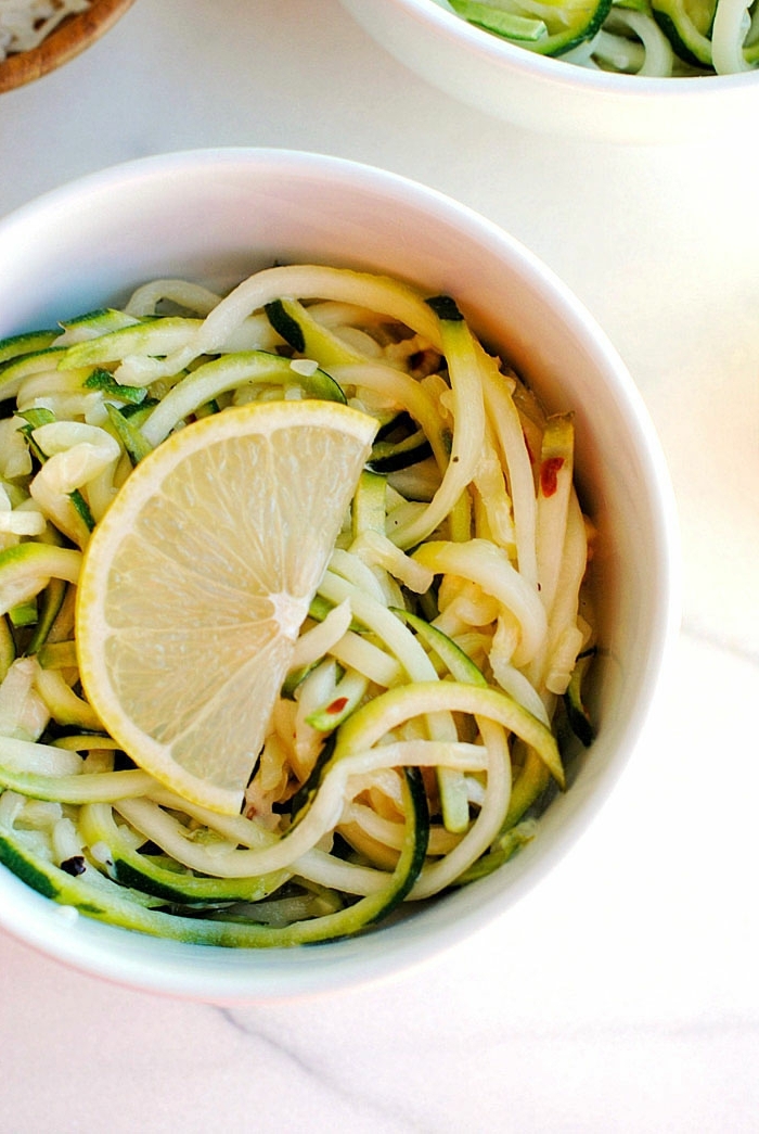 leckere rezepte mit zucchini, gemüsenudeln mit zitrone und kräutern, vegetarische gerichte