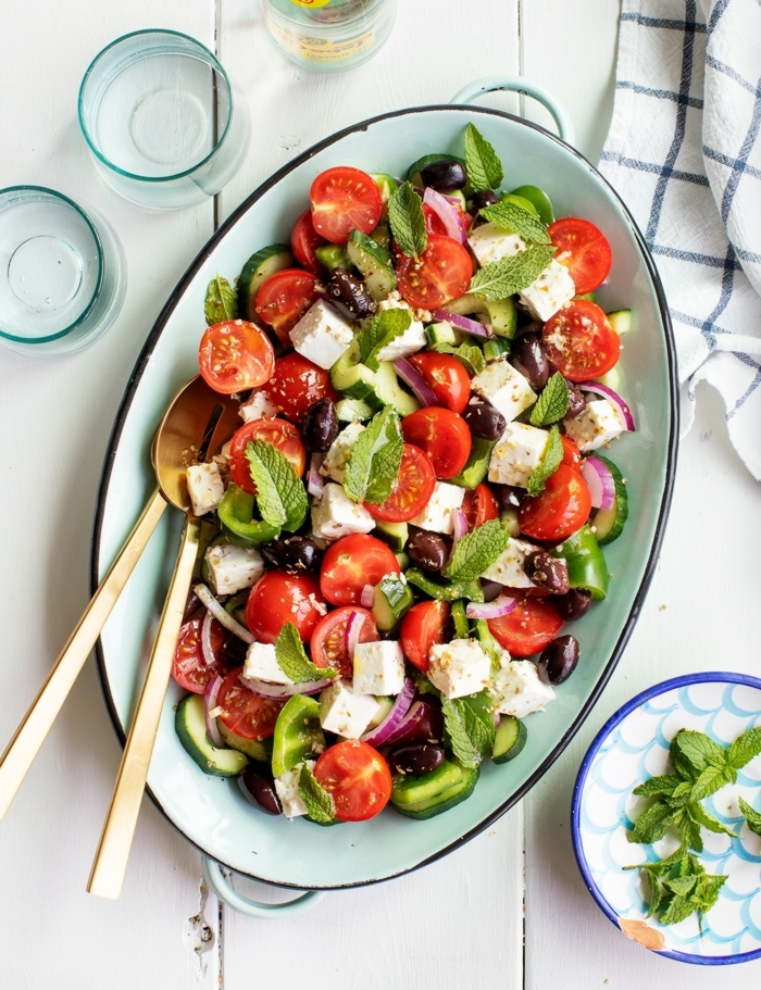 leckere salate für party, gesunde rzeepte für den sommer, commersalat mit cherry tomaten und ziegenkäse
