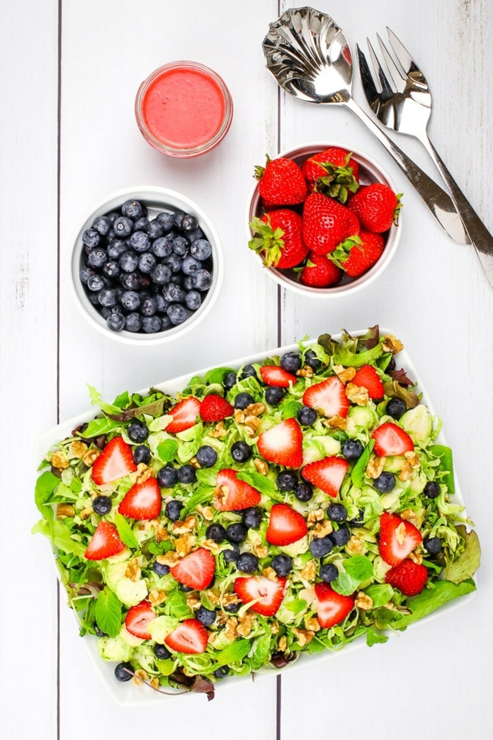 leckere salate für party, gesunde rezepte, sommersalat mit blaubeeren und erdbeeren