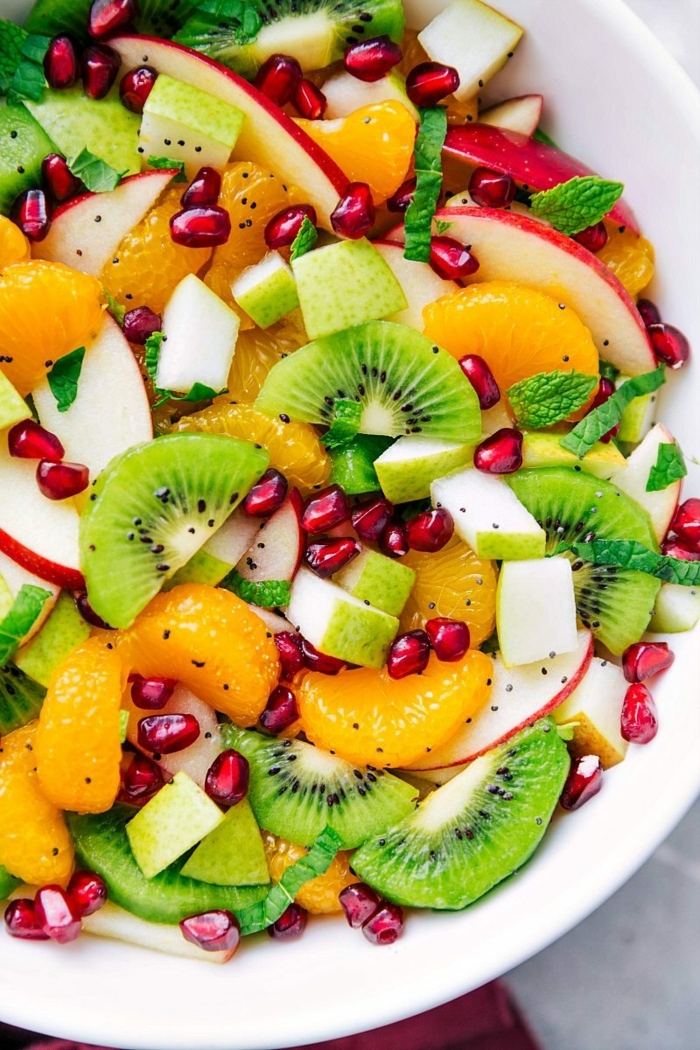 leckere salate für party, gesunder obstsalat mit kiwi, mandarinen, äpfeln und granatapfensamen