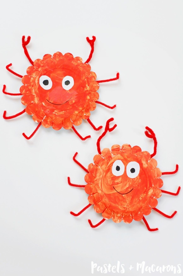 zwei rote Krabben aus Pappteller mit Scheren Augen und Mund, Muttertag basteln Kinder Pinterest, DIY Ideen