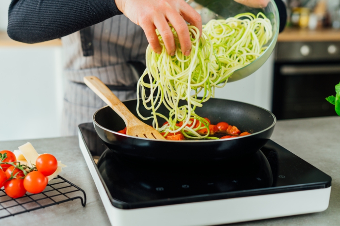 zucchini spaghetti rezept, zudeln selber machen, low carb pasta in pfane