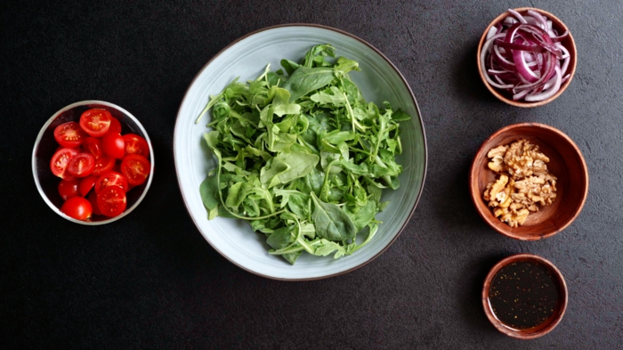 7 einfache salate rezepte zutaten mischen sommersalat mit spinat cherry tomaten walnüssen und zwiebel