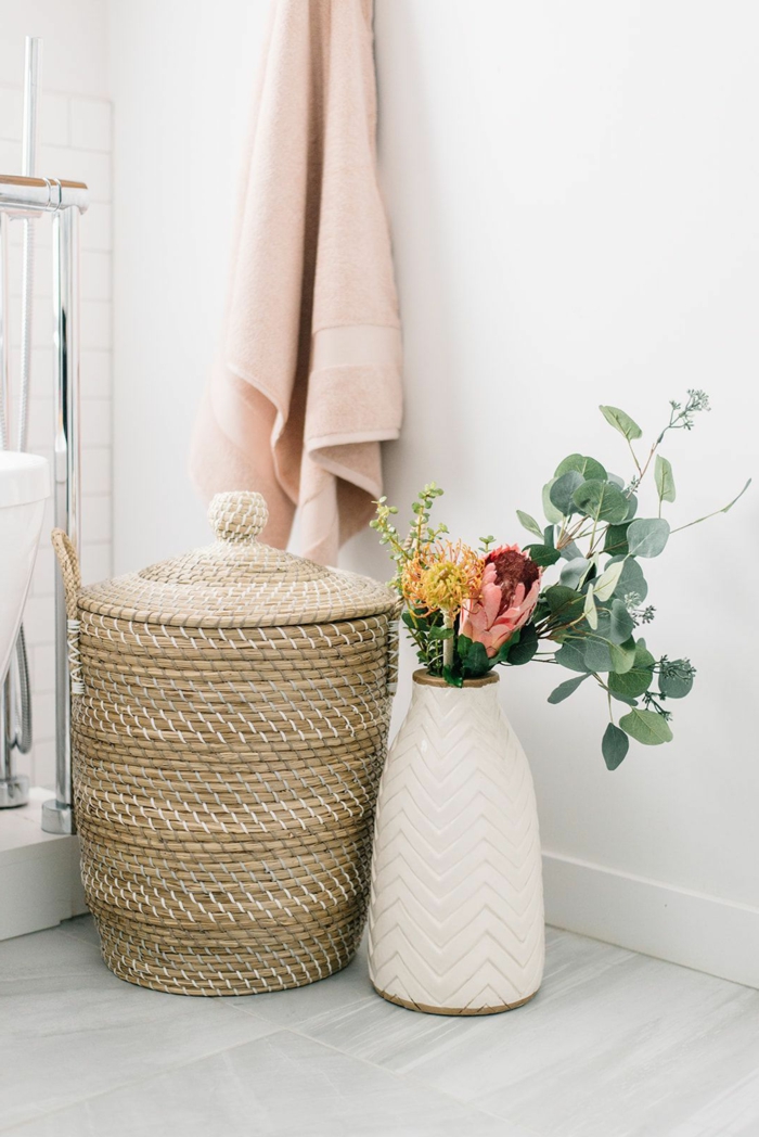 Dekoration für das Badezimmer mit Vase mit Blumen, Großer Wäschekorb, pinker Tuch, Frühlingsdeko 2020