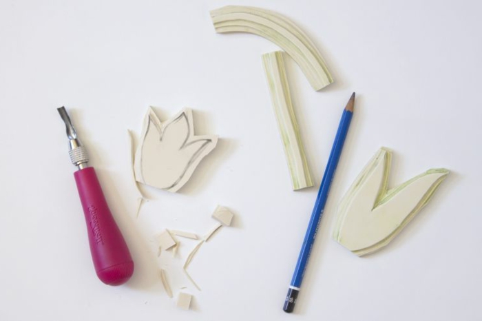 Bastelbedarf für Tulpen Aufdruck auf Serviette, Bleistift und Formen, günstige Deko Ideen