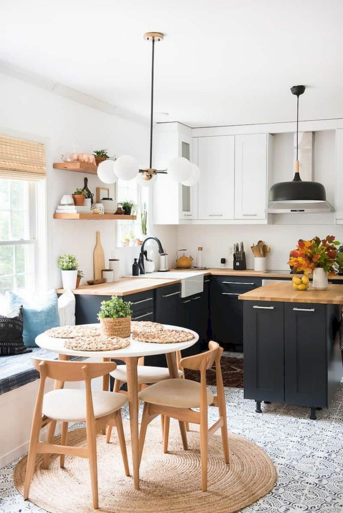 Ikea Küche Inspiration, runder Tisch mit Stühlen aus Holz, runder Teppich, schwarze Küchenmöbel,