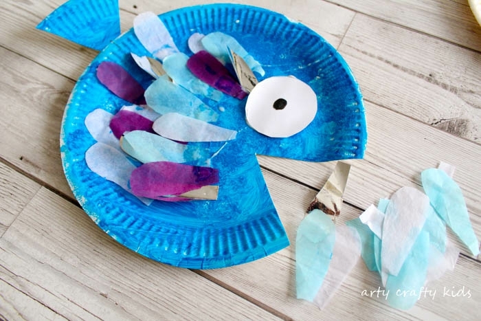 Fertig gebastelter blauer Fisch aus Pappteller, schöne und leichte Bastelideen für kleine Kinder