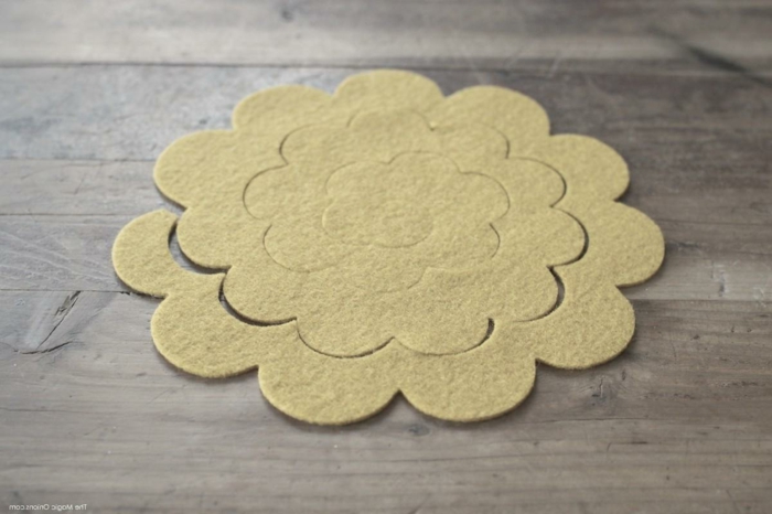 DIY Idee für Blume aus Filz, Pinterest basteln, aufgeschnittenes Stück Filz auf einem Tisch