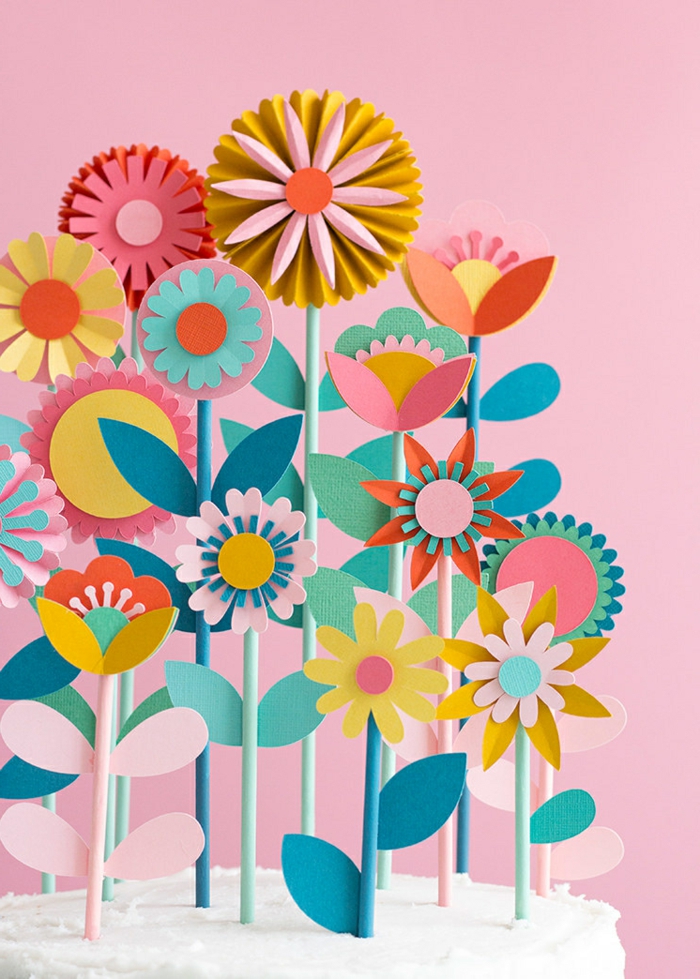 schöne und bunte Blumen aus Papier, Deko für die Wohnung, pinker Hintergrund