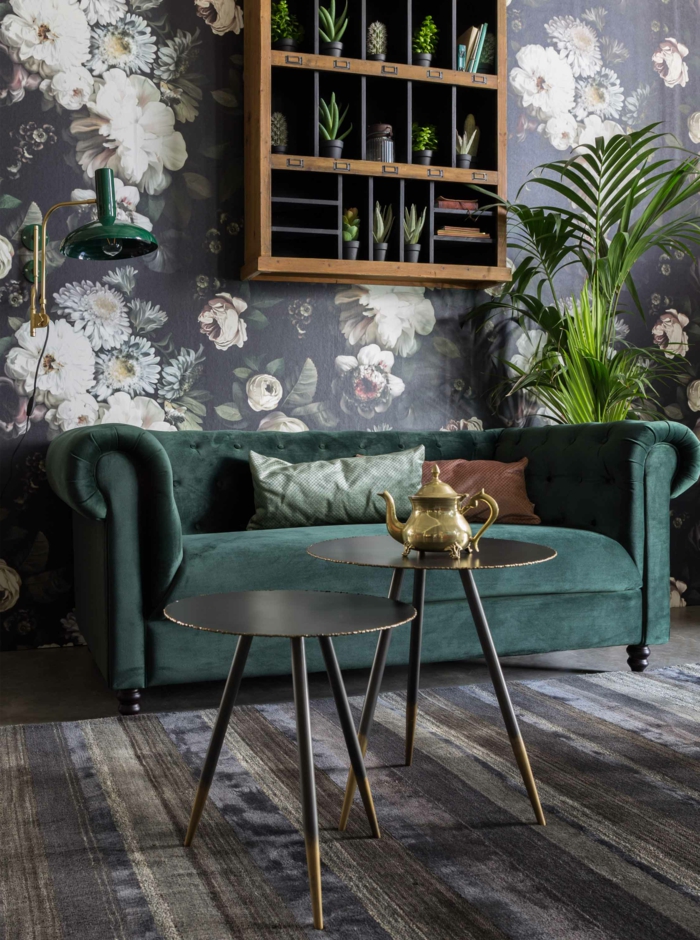 zwei kleine runde Tische, moderner grüner Couch, Wände mit Tapeten mit Blumen, grüne Pflanze, Pinterest Wohnzimmer