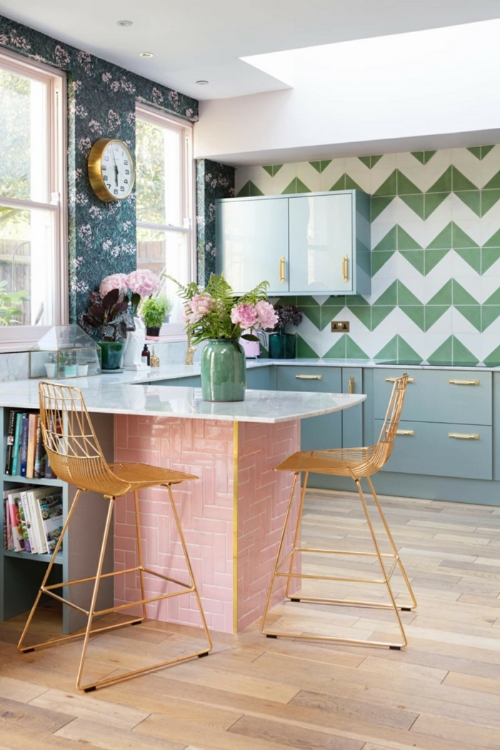 Küche Design Ideen in bunten Farben, pinke Theke und grün weiße Fliesen, blaue Tapeten mit Blumen, Vase mit Blumen, 
