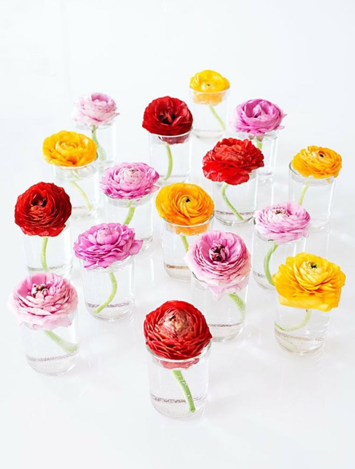 pinke rote und gelber Blumen in kleinen Vasen, frühlingsdeko basteln mit naturmaterialien