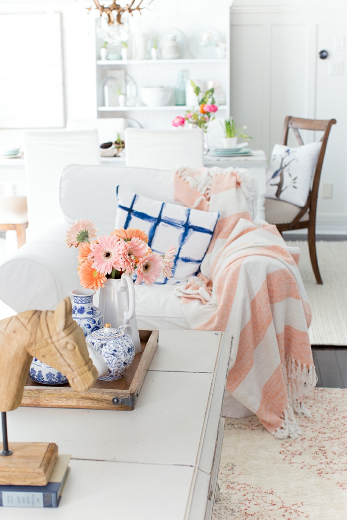Pinterest Wohnzimmer für den Frühling Dekorieren, blaue und koralle Farben, Kissen und Decken