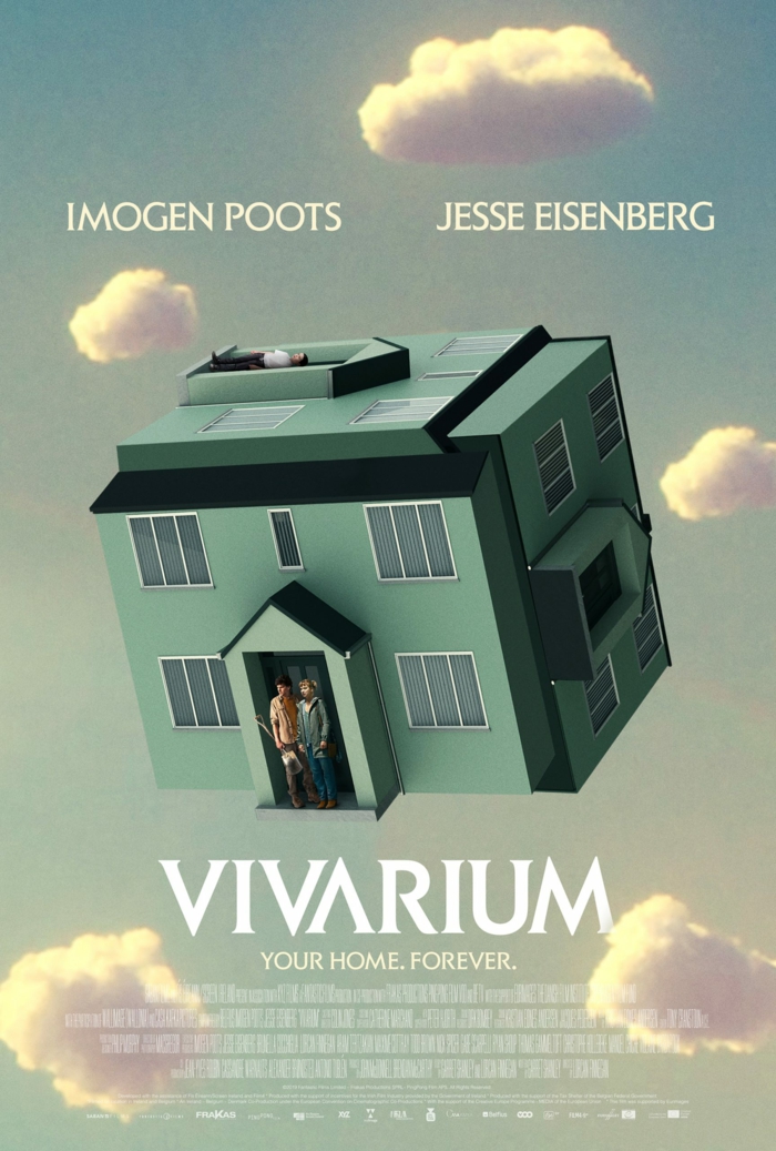 ein grünes haus im himmel mit weißen wolken, der offizielle poster zu den sci fi film vivarium mit jesse eisenberg und imogen poost