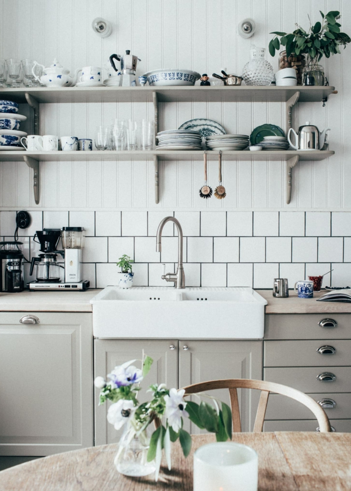 Ikea Küche Inspiration, Monochrome Inneneinrichtung in weiß, offene Regale mit Tellern und Tassen