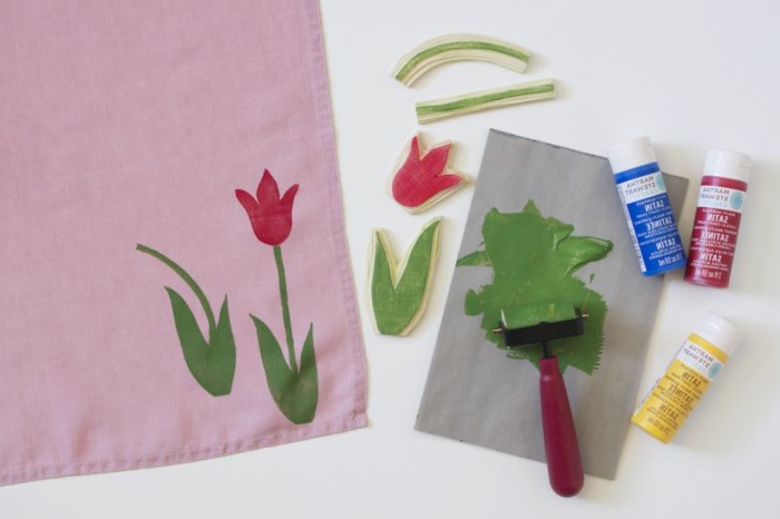 pinkes Tuch mit Abdruck von einer Tulpe, Deko Ideen selber machen, grüne Farbe