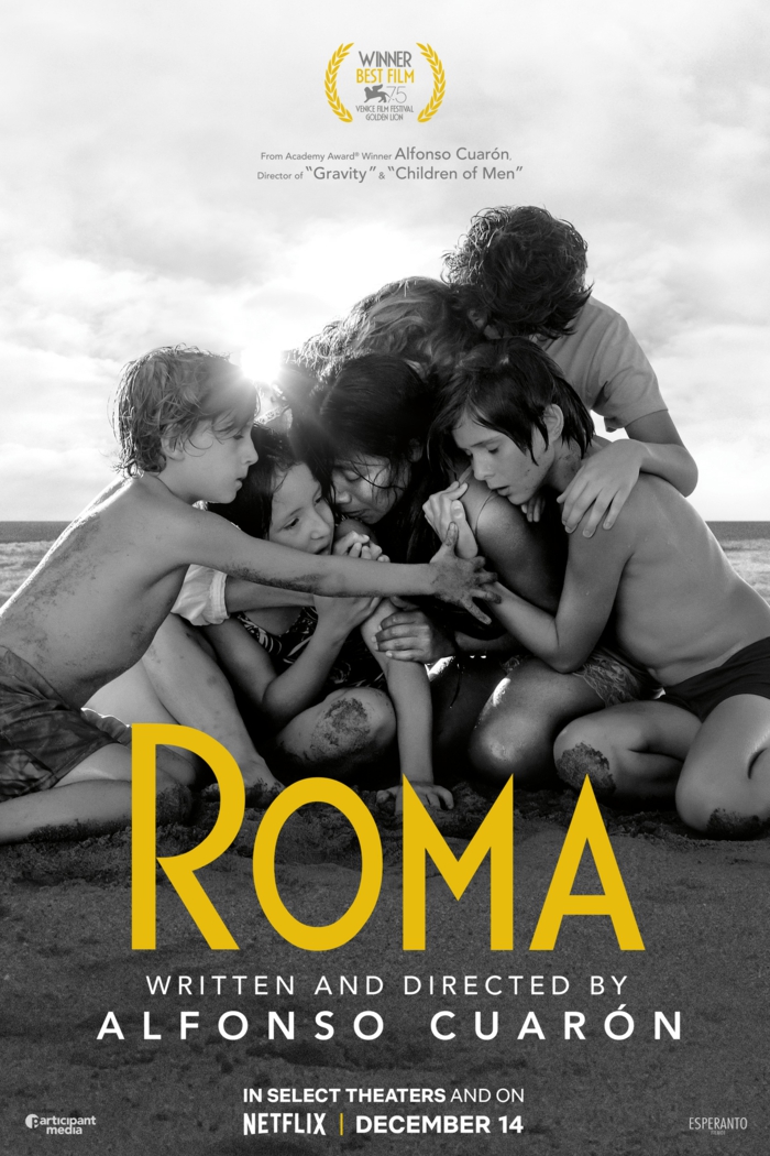 der offizielle poster zu dem film roma von dem regisseur alfonso cuaron, ein schwarz weißes bild mit kindern am strand und meer