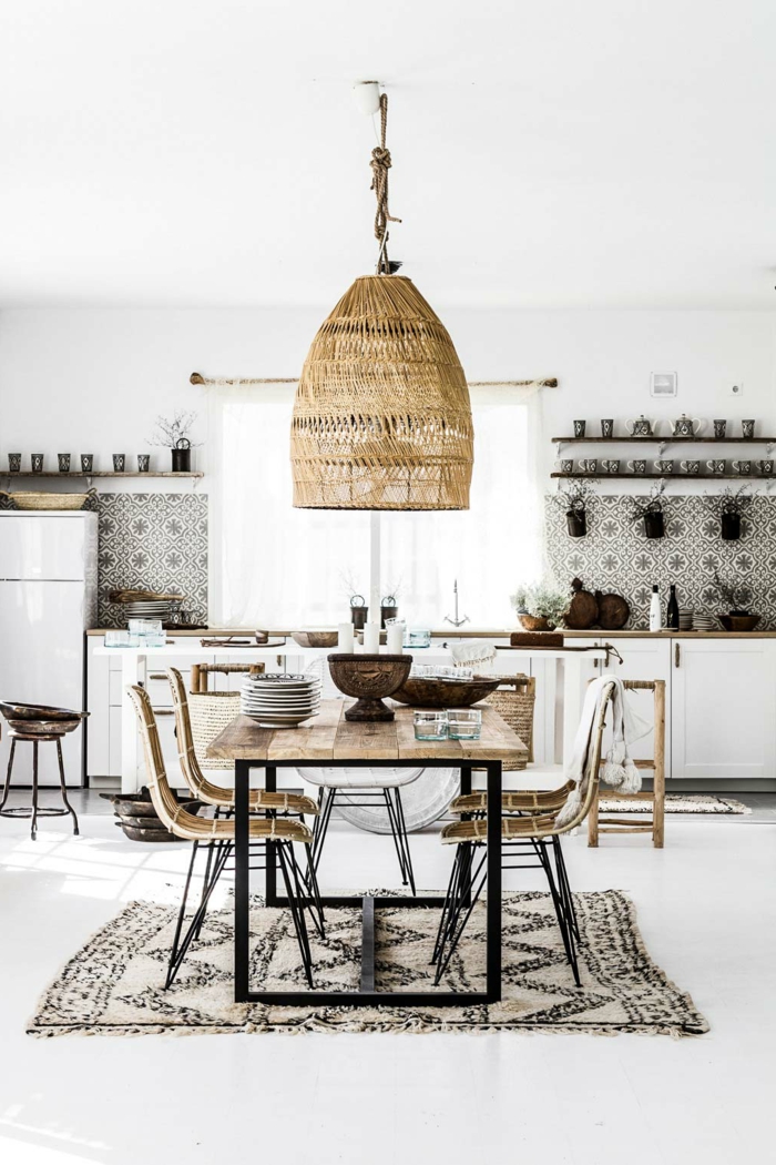 moderne große Küche im ethnischen Stil, Esstisch mit vier Stühlen, hängende große Weidenlampe, Küchen Design Ideen