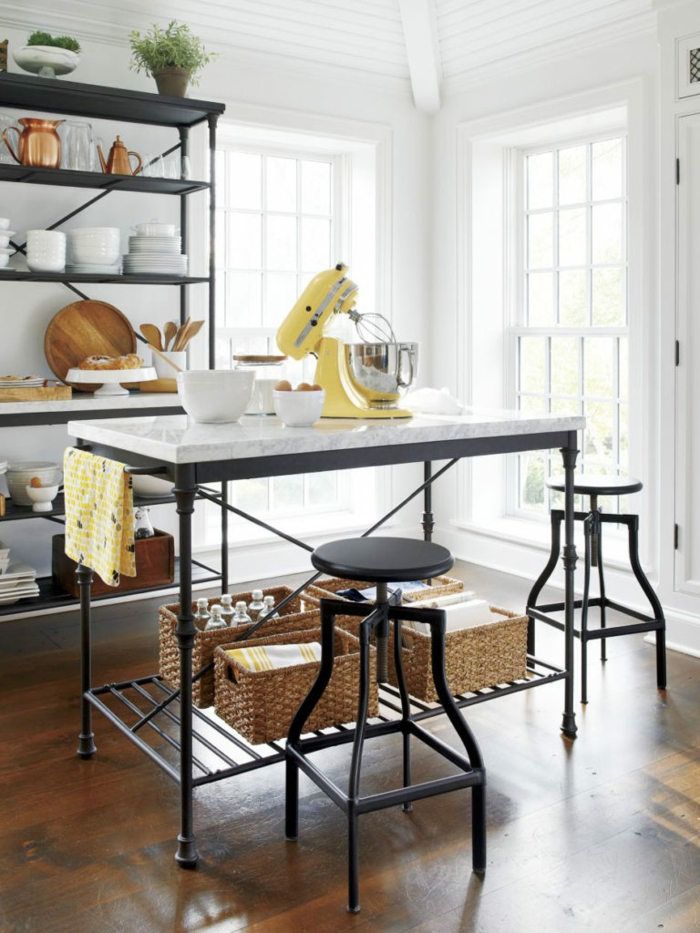 große freistehende Kücheninsel mit zwei schwarzen Stühlen, großer gelber Mixer, Regal mit Küchenutensilien, Pinterest Küche