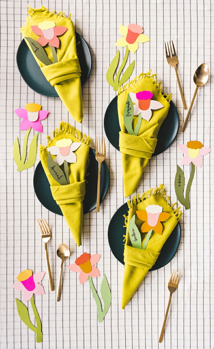 Günstige deko Ideen, gelbe Servietten in der Form von Blumen, gebastelte Blumen aus Papier, grüne Teller
