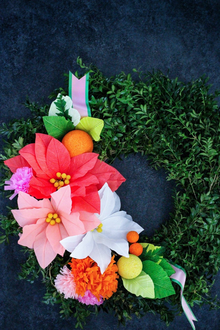 Grüner Kranz mit pinken und roten Blumen aus Papier, DIY Anleitung, Pinterest basteln Idee