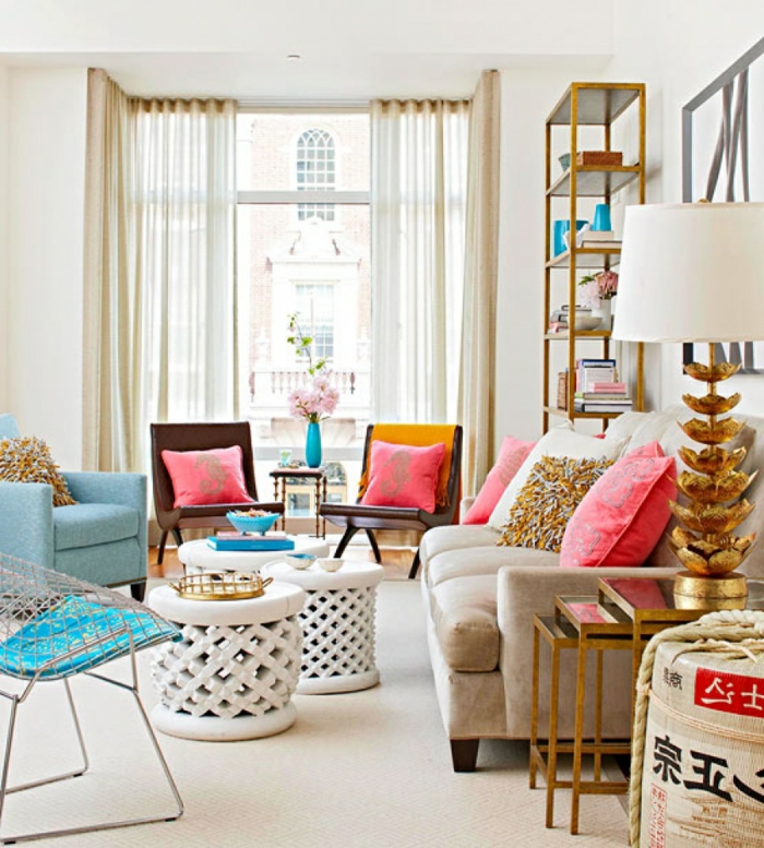 viele pinke Kissen, blauer Sessel, großer beiger Couch, Pinterest Wohnzimmer einrichten, weiße Korbtische